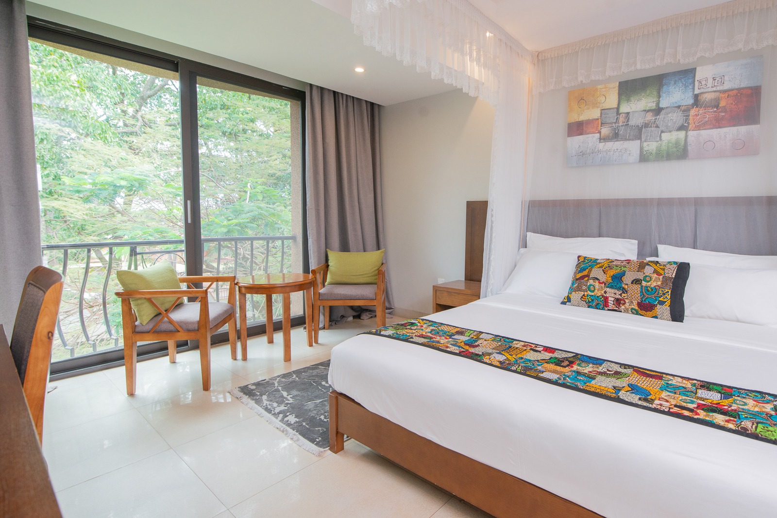 Luxurious hotel room with a comfortable bed, elegant furnishings and warm lighting